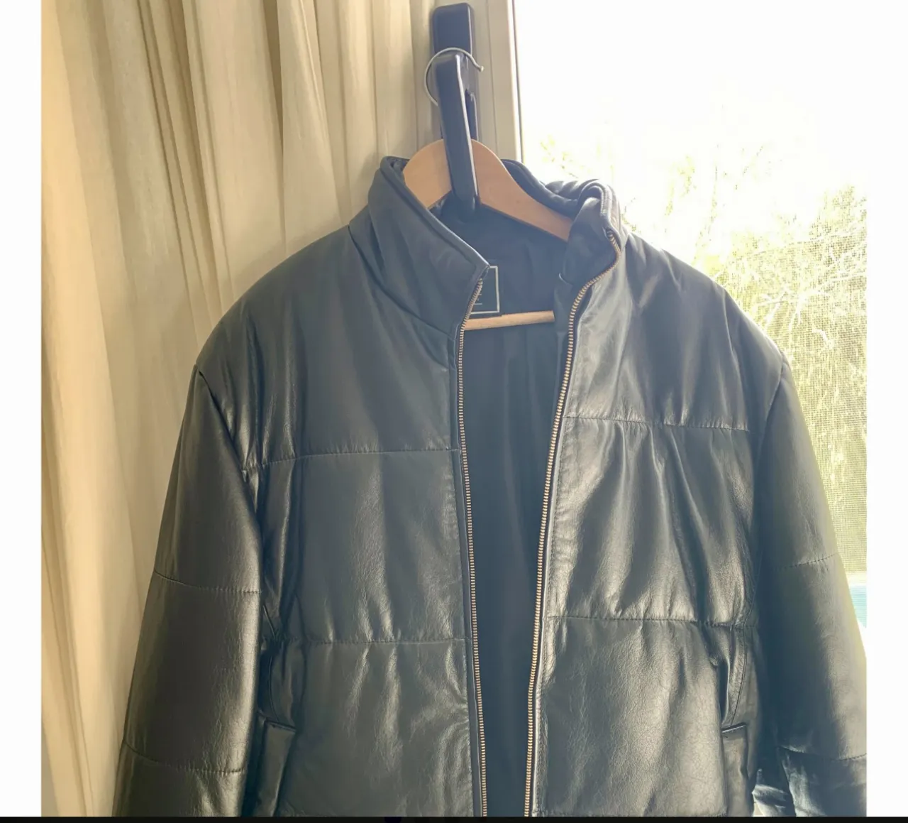 Campera bomber de cuero para hombre, color negro, con cierre y cuello alto. Ideal para un look casual y moderno.