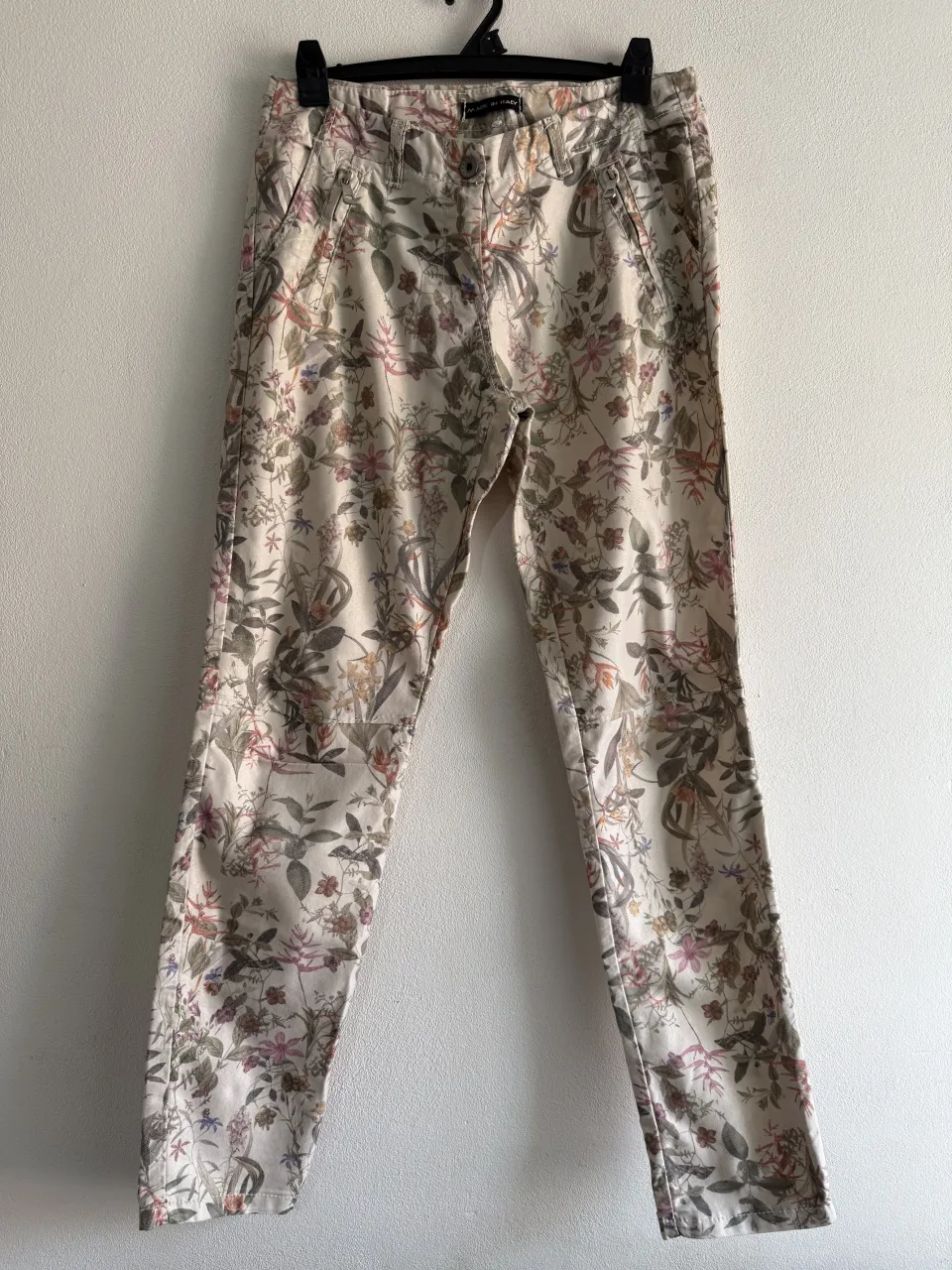 Pantalón de vestir estampado floral en tonos tierra. Diseño único y elegante, perfecto para un look sofisticado. Ideal para eventos especiales o para darle un toque chic a tu outfit diario.