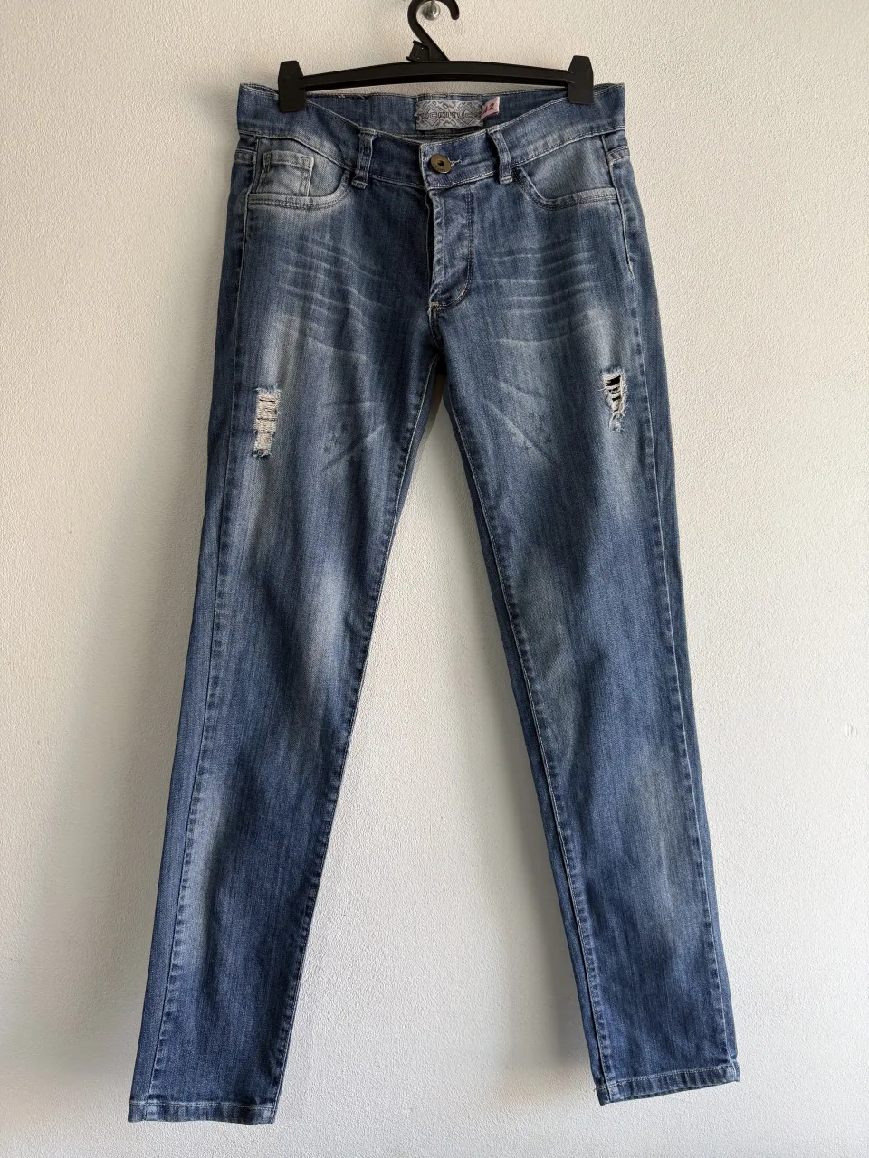 Jeans de corte recto, tiro medio, con roturas y desgastes que le dan un toque canchero y moderno. Ideales para un look casual y descontracturado.