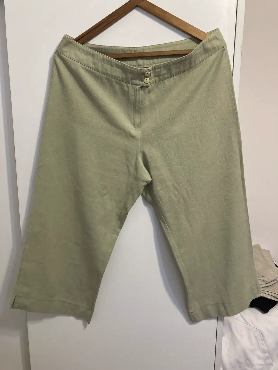 Pantalón sastrero de mujer tipo vintage, color verde claro, corte capri, con dos botones en la cintura, de lino. Ideal para un look casual y fresco.