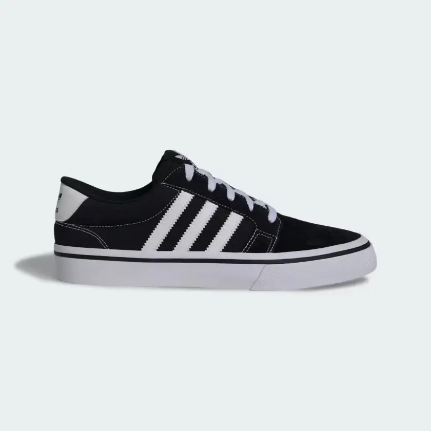 Zapatillas Adidas Seeley negras con las tres tiras blancas. Ideales para un look casual y urbano. Tienen suela de goma y cordones blancos. Traídas de Brasil