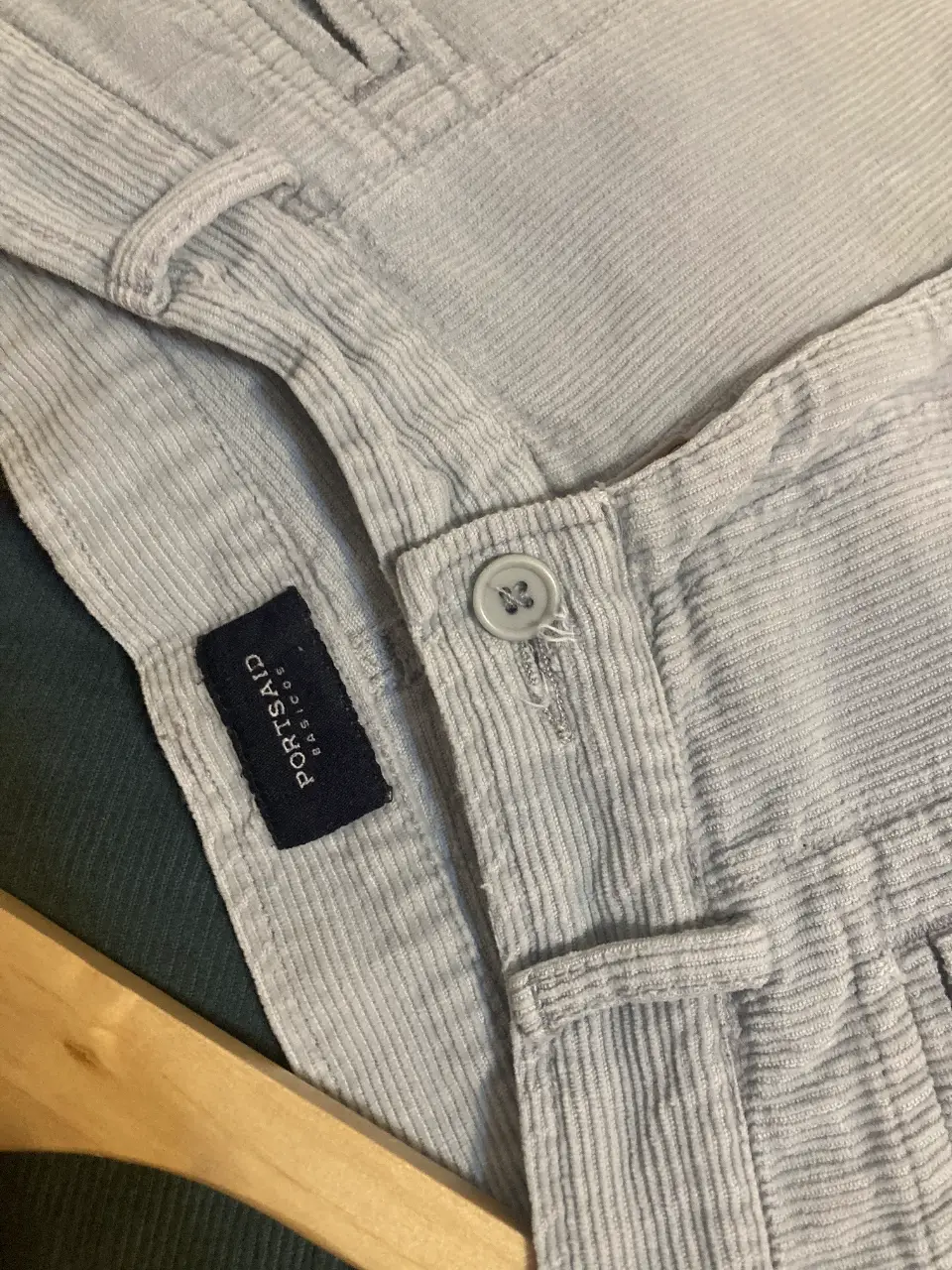 Pantalón de vestir de mujer, color celeste claro, de corderoy tipo vintage. Con detalles de diseño como bolsillos delanteros y traseros. Ideal para un look casual o semi formal. Tiene atrás un pequeño descosido, solamente en esa parte. En la última foto se logra apreciar mejor el color 