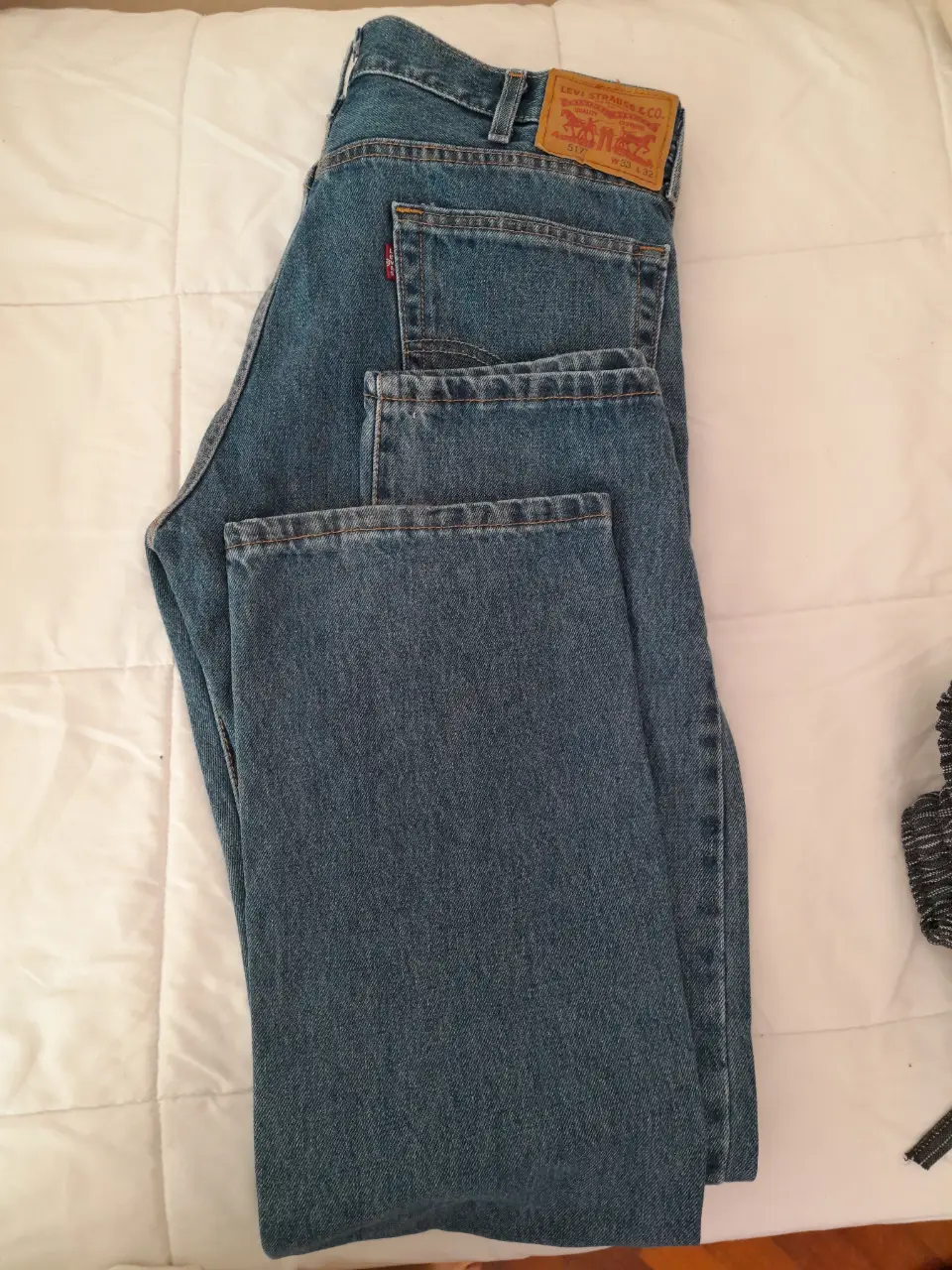 Jeans rectos de hombre, color azul, marca Levi's, talle W33 L32. Ideal para un look casual y cómodo.