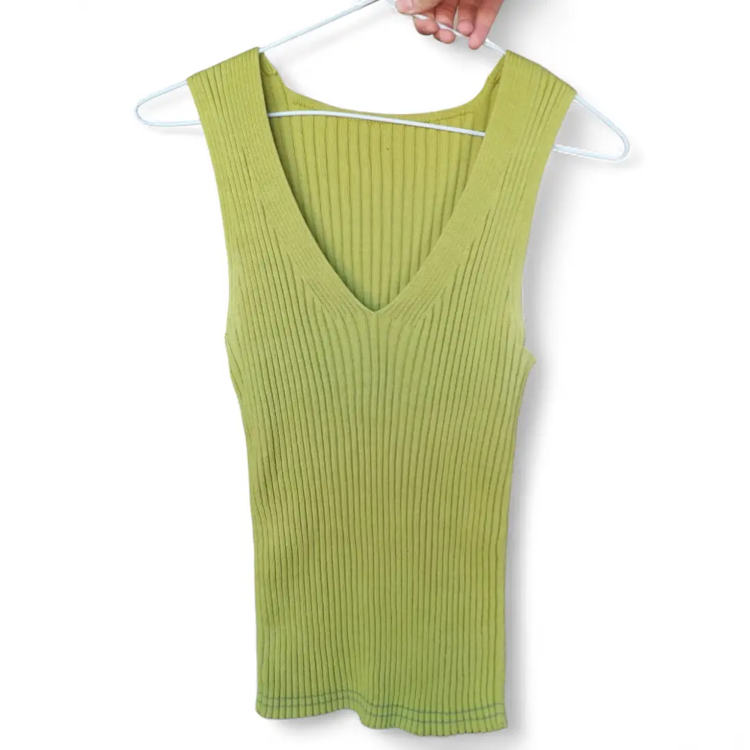Musculosa de tejido acanalado en color verde lima, con escote en V. Ideal para un look fresco y moderno. Sería como un talle único, se estira bastante, yo soy talle M aprox y me queda bien.