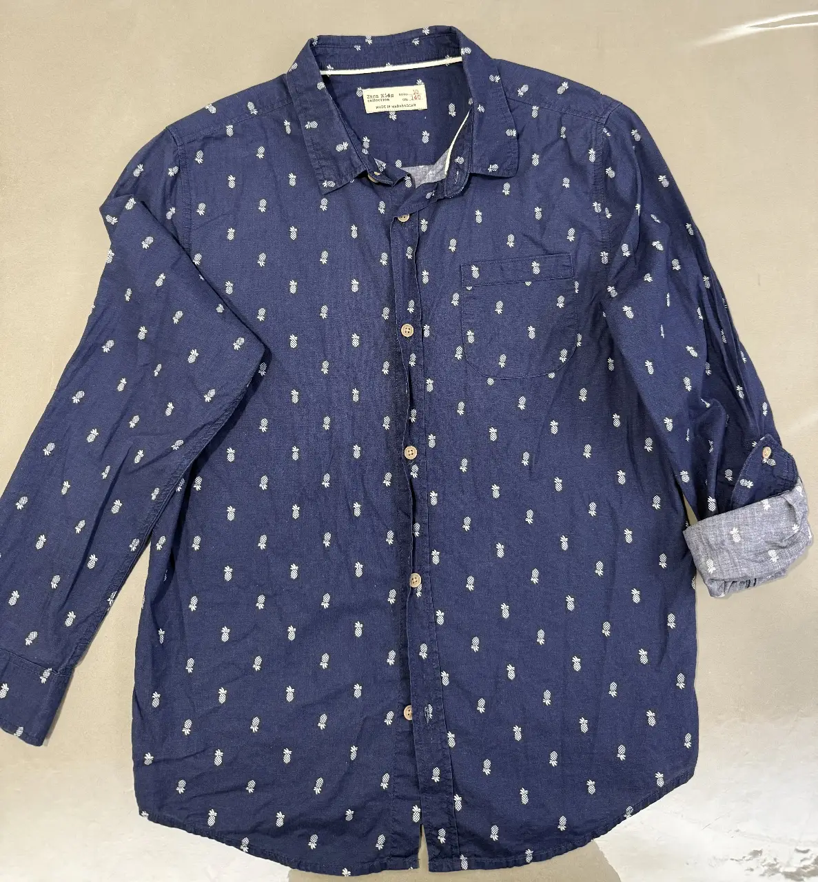 Camisa de niña Zara Kids, manga larga, azul con estampado de piñas blancas. Talle 10, ideal para un look casual y fresco.