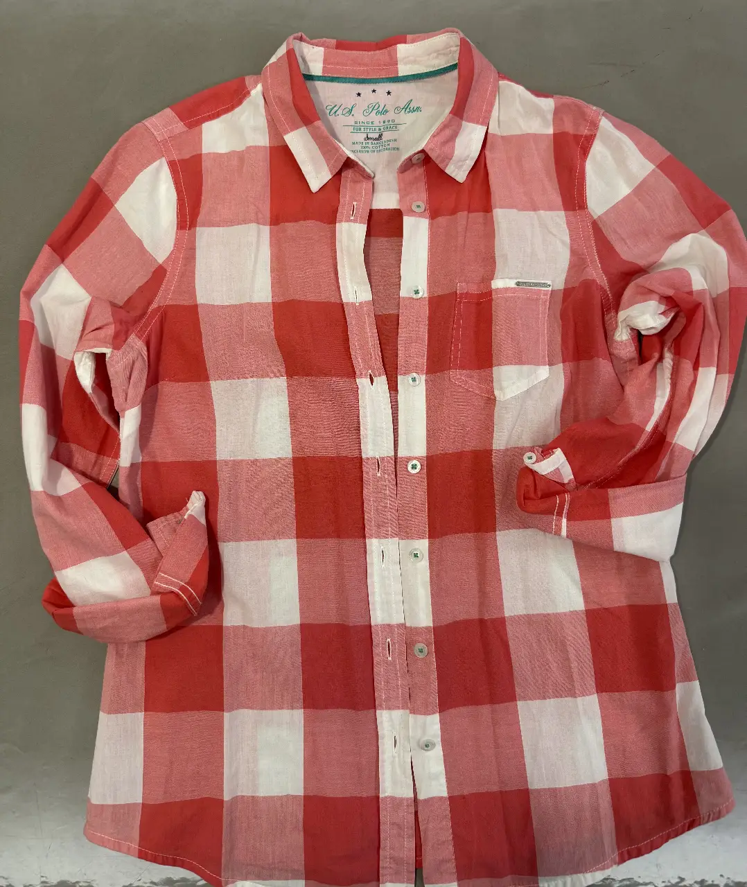 Camisa a cuadros roja y blanca de mujer, manga larga, con bolsillo en el pecho y cuello clásico. Ideal para un look casual y moderno.