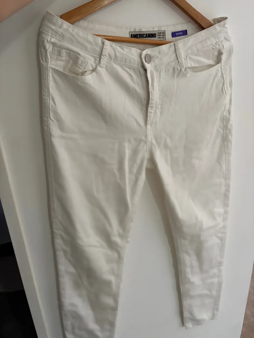 Pantalón blanco de gabardina con cierre y botón.