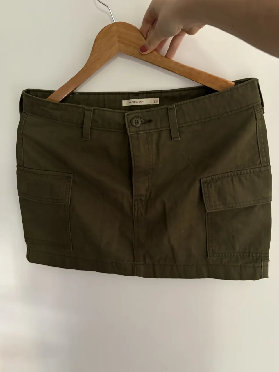 Pollera cargo de color verde militar, con bolsillos frontales y traseros.