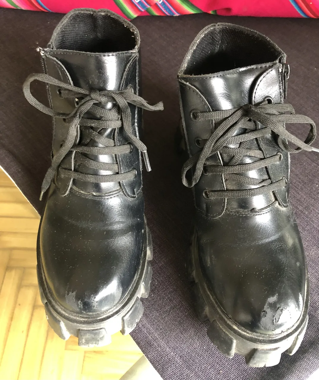 Borcegos negros con cordones y cierre lateral. Talle 38. Suela FEBO gruesa y detalles de diseño moderno. Detalle en puntera Sirven p nieve.  EXCELENTE calidad 