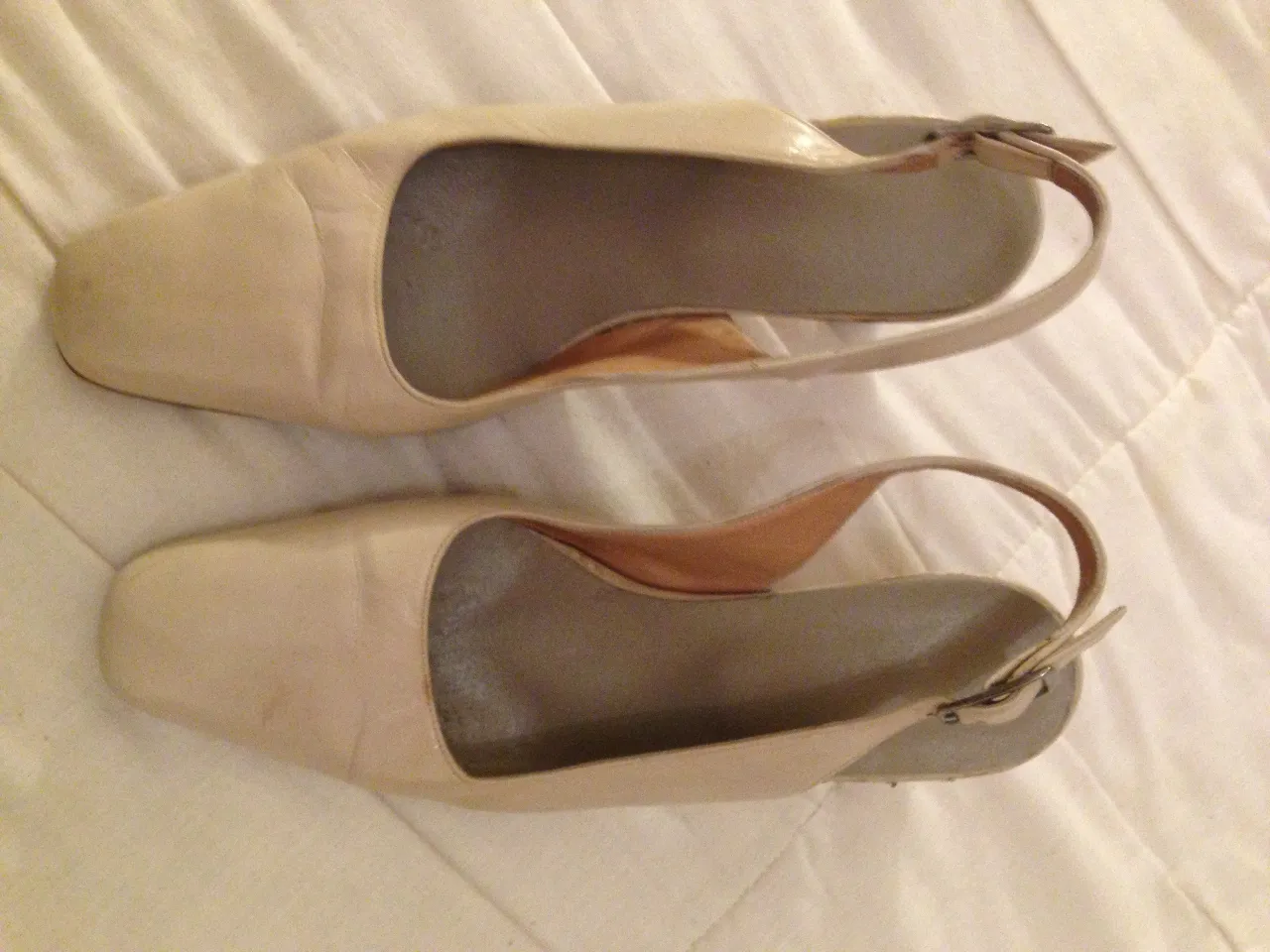 ZAPATOS 37. cabritilla  CUERO COLOR  CRUDO con taco y pulsera en el tobillo. Ideales para un novias y alta noche.  forrados.  impecables. únicos 
