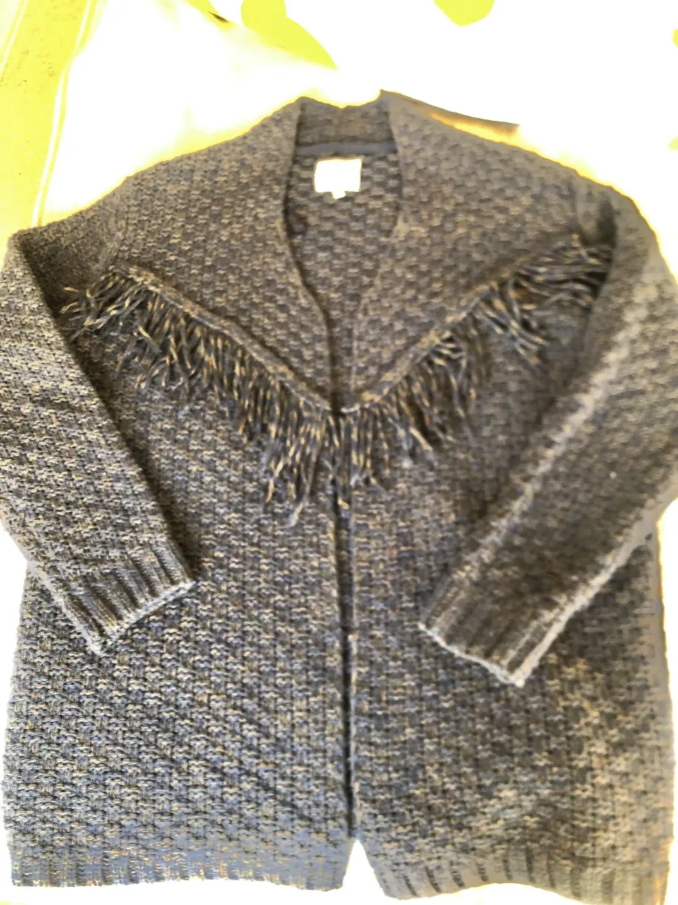 Cardigan de tejido grueso con flecos en el frente. Importado URUGUAY  . Ideal para un look bohemio y abrigado. Talle M. Abrigado y liviano.   precioso !! 