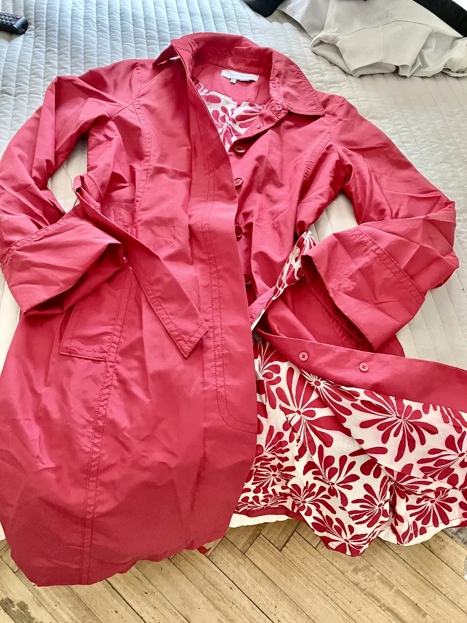  IMPERMEABLE rojo “ZARA” talle M holgado
con forro interior estampado floral. Incluye cinturón para ajustar la cintura y mangas amplias. Ideal para un look elegante y a la moda.Sin uso.  importado. único 