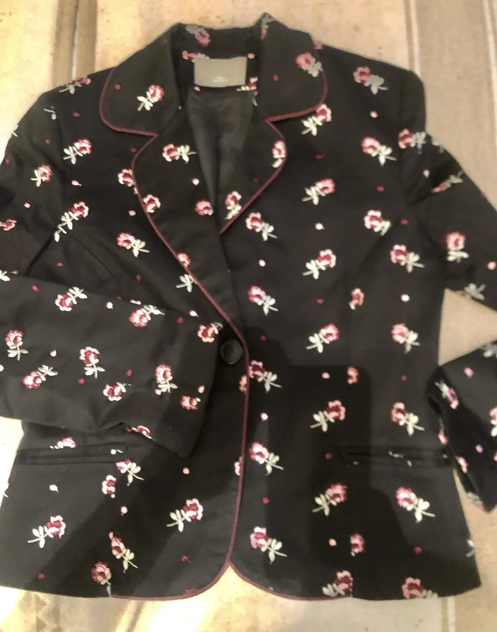 Blazer negro “AYRES “ talle L con estampado floral en tonos rosas y detalles en el borde. Bordado y forrado.  Sin uso. único 