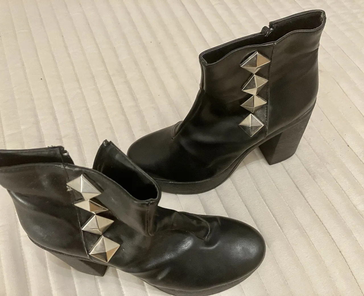 Botas negras  con plataforma y detalles de tachas plateadas. Ideales para un look rocker y audaz. talle 37.  suela de goma.  Impecables 