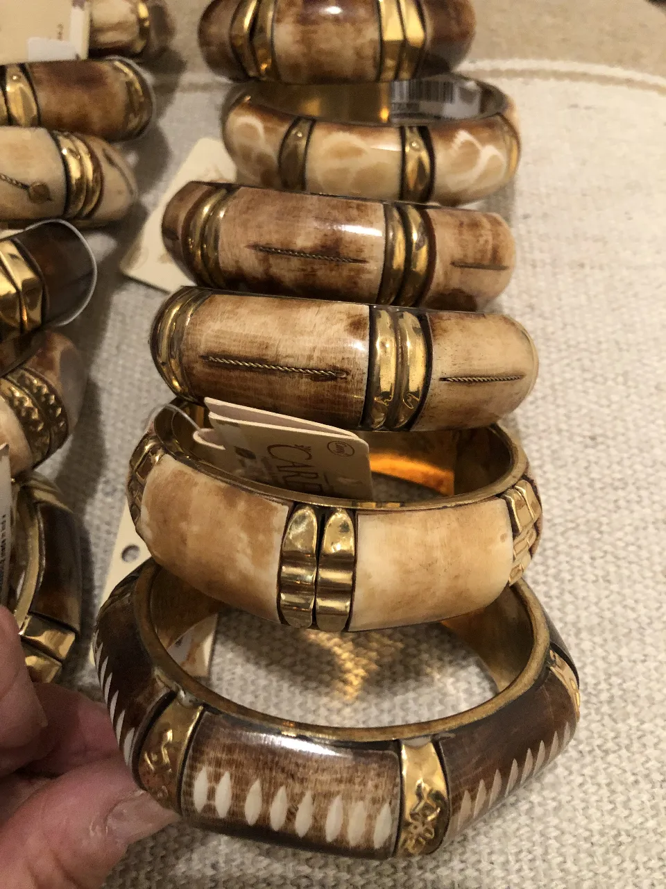Pulseras artesanales MADE IN INDIA  de diseño étnico, con detalles dorados y un atractivo color marrón beige y blanco.  PRECIO X UNIDAD.  !!!!!