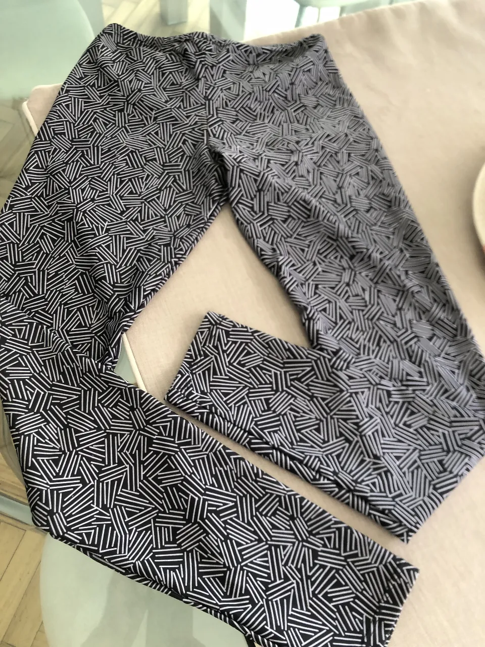 Calzas deportivas de mujer con estampado geométrico en blanco y negro. Confeccionadas en poliéster y elastano, ideales para fitness y street wear. Talle XS. (es pequeña ) no se pega !! excelente calidad 