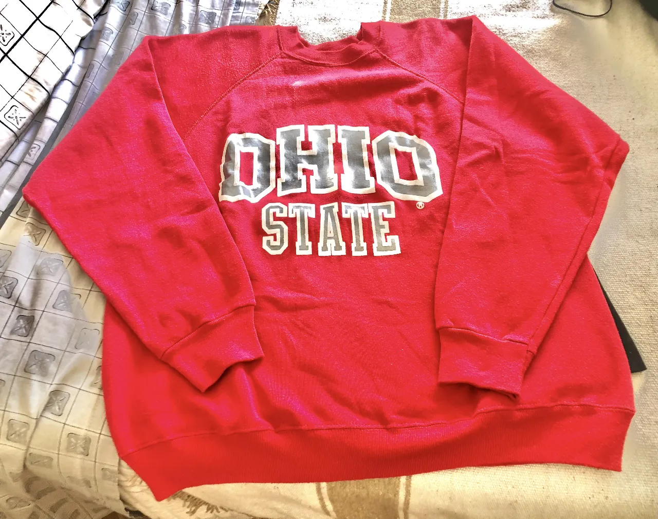 Buzo de cuello redondo rojo con estampado "OHIO STATE" Made in USA /. talle Large.  puro algodón. excelente prenda.  único 