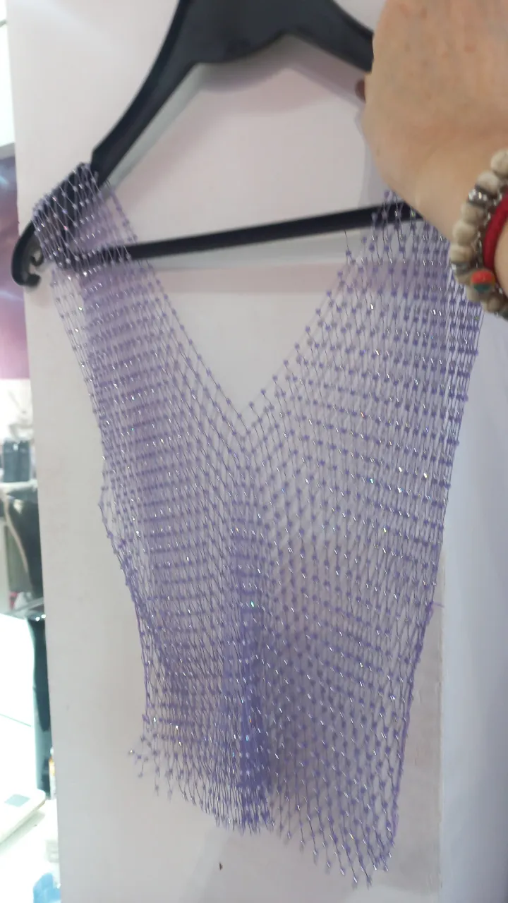 Top de red con brillos, escote en V.