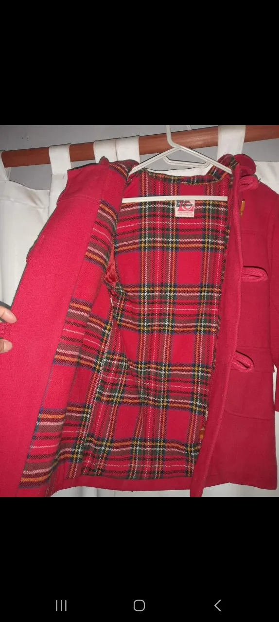Tapado rojo con capucha y forro escocés. Ideal para el invierno, con cierre de madera y bolsillos.