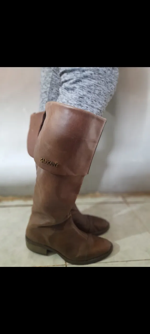 Botas de caña alta de cuero marrón, ideales para el invierno. Con un diseño clásico y versátil, perfectas para combinar con diferentes outfits.