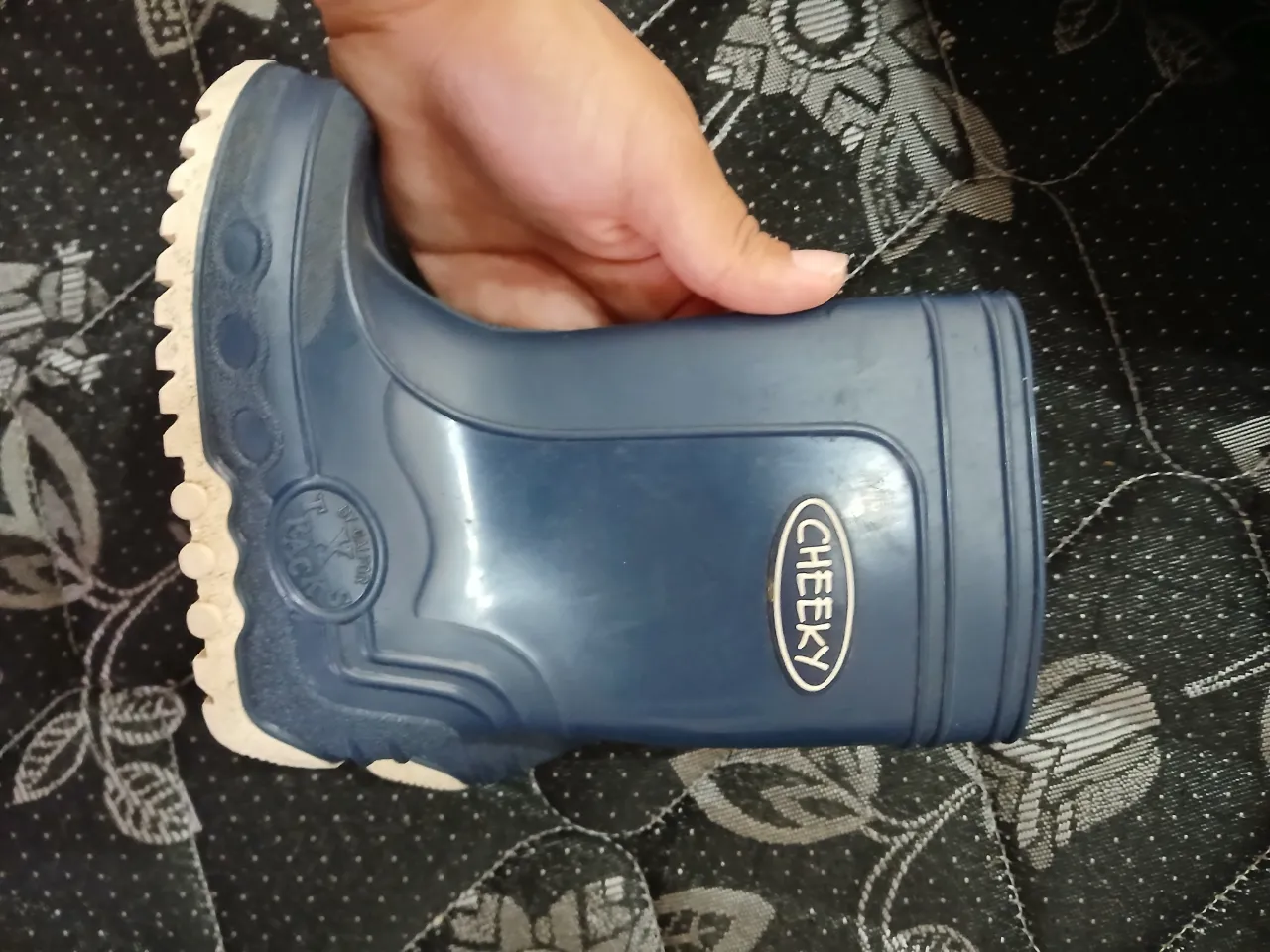 Botitas de lluvia súper cancheras para los peques. Ideales para saltar en los charcos sin preocuparse. ¡Perfectas para mantener los pies secos y con estilo!