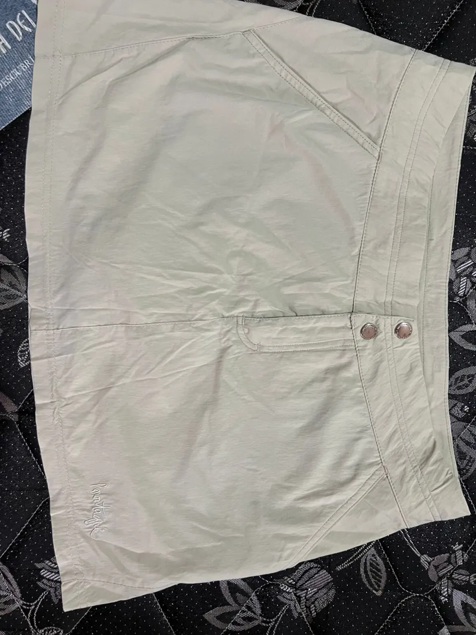 Shorts de tela color verde militar, ideales para actividades al aire libre o un look casual y cómodo. Cuentan con bolsillos funcionales y un diseño moderno.