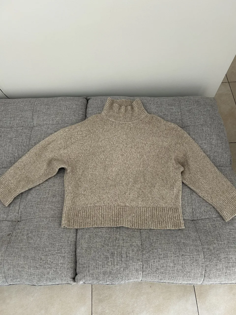 Sweater de cuello alto color crudo, de la marca H&M, talle XL. Ideal para un look casual y abrigado en otoño/invierno.