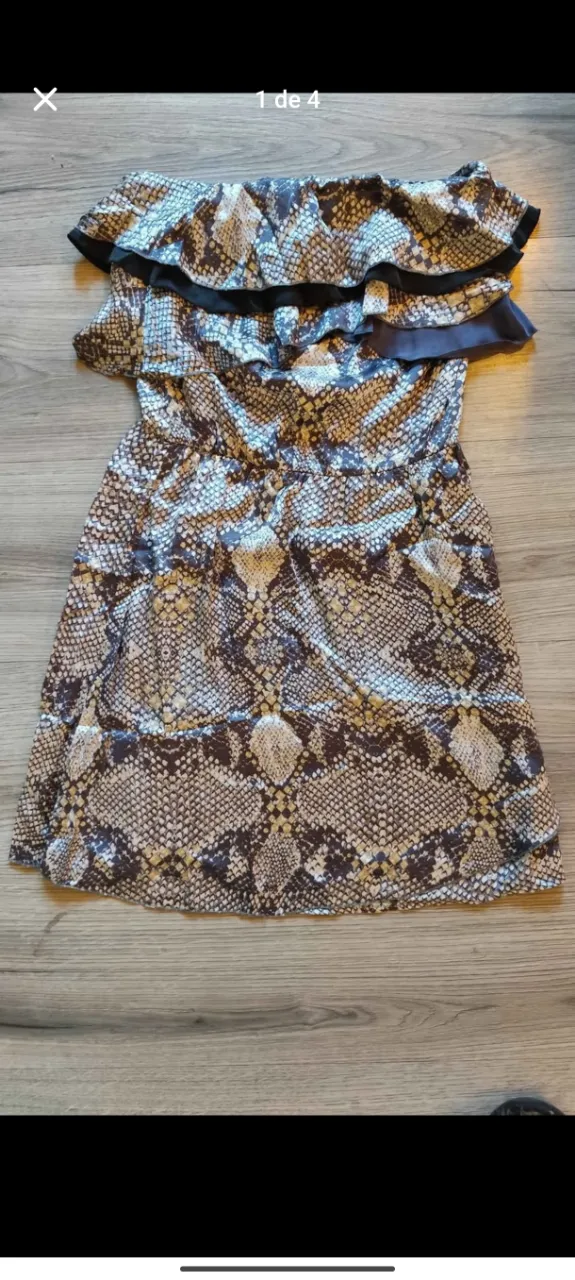 Vestido strapless con estampado de serpiente, ideal para una salida o fiesta. Diseño con volados en el busto y cintura elastizada para un calce cómodo y favorecedor.