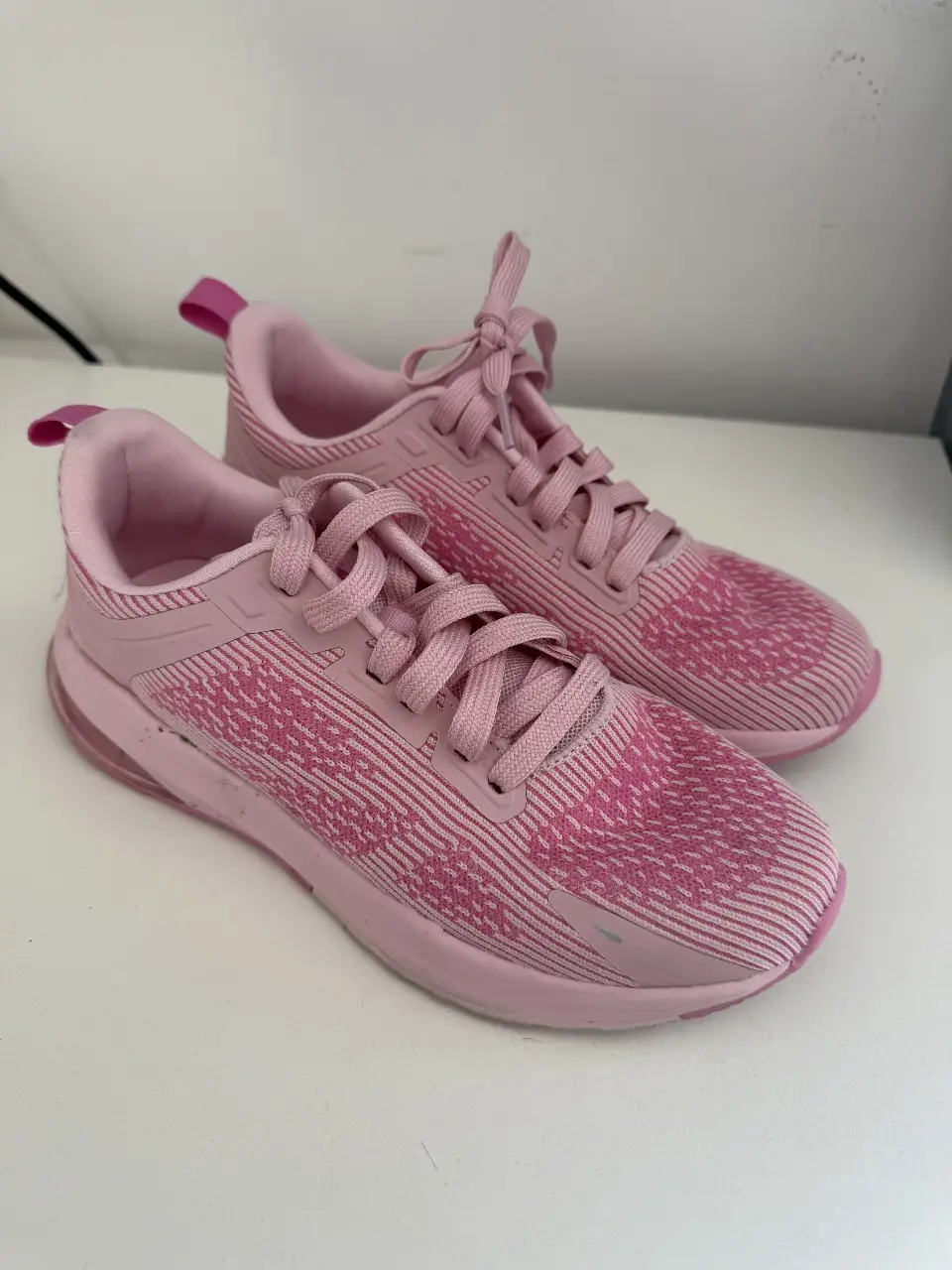 Zapatillas deportivas rosas de la marca Avia, ideales para running o entrenamiento. Con diseño moderno y ajuste cómodo, perfectas para tus actividades físicas.