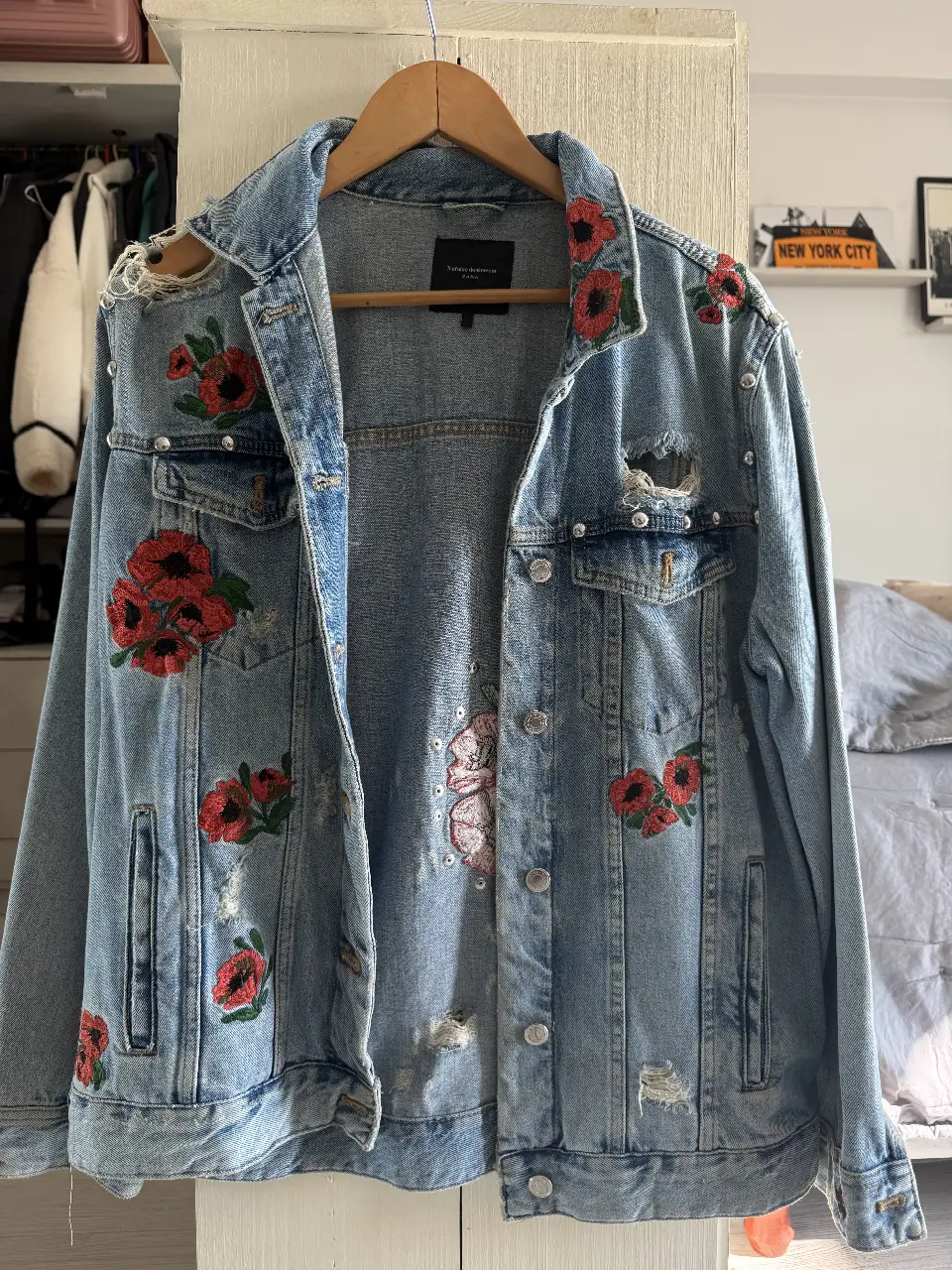 Campera de jean de mujer, con detalles de flores bordadas en rojo y apliques de tachas. Diseño con roturas y detalles desgastados, ideal para un look casual y con onda. ZARA talle M estilo Over. 