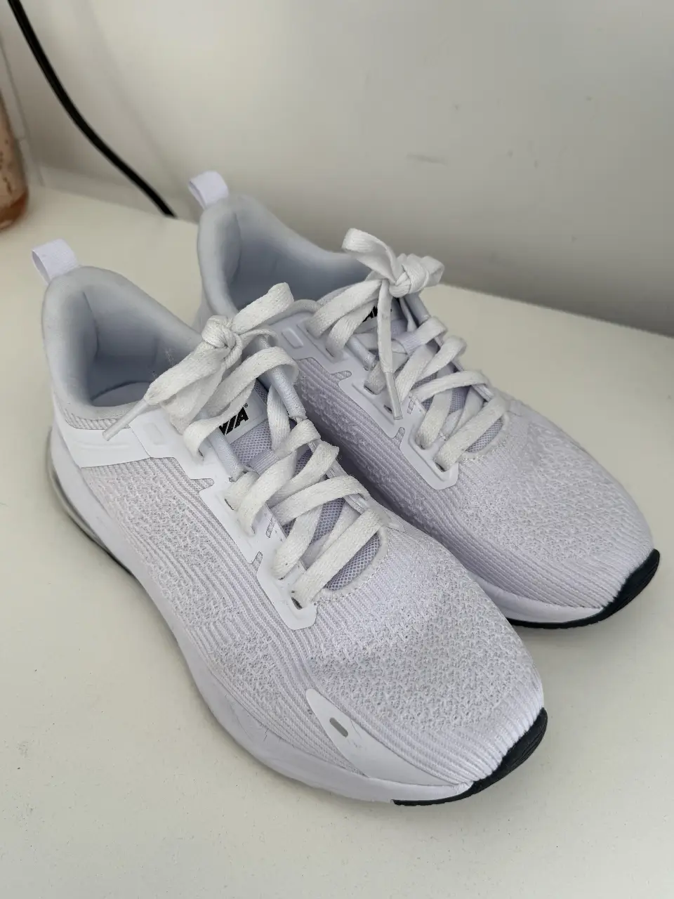 Zapatillas deportivas blancas AVIA para mujer, talle 7.5 US. Ideales para running y entrenamiento, con diseño moderno y ajuste cómodo.