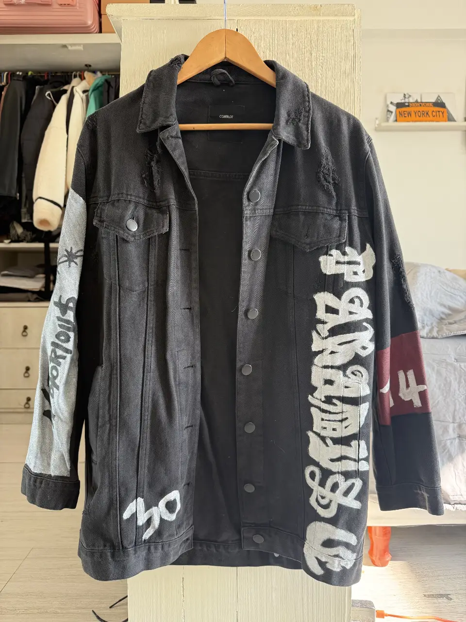 Campera de jean negra con detalles desgastados y estampados en blanco. Estilo rocker y streetwear. Talle Small. Complot. 
