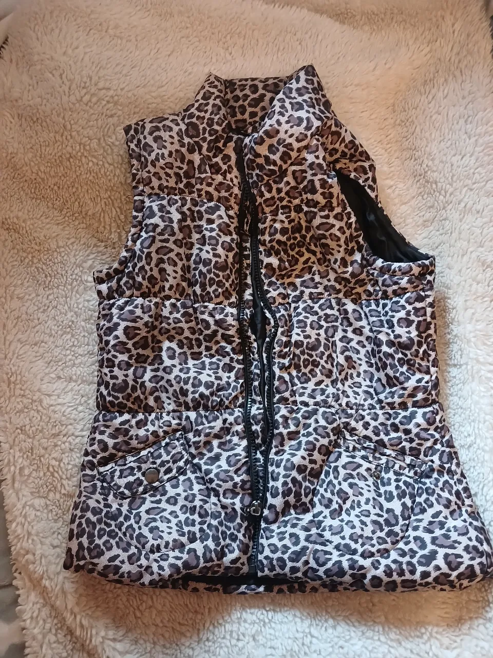 Chaleco acolchado con estampado de leopardo para niña. Talle 12. Ideal para el invierno. Cierre frontal y bolsillos.