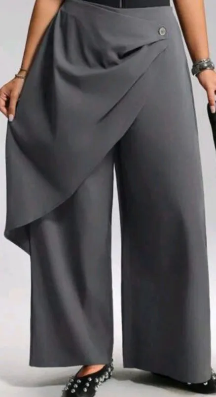 Pantalón sastrero de mujer, con diseño asimétrico y detalle de botón. Corte palazzo, ideal para un look elegante y moderno.