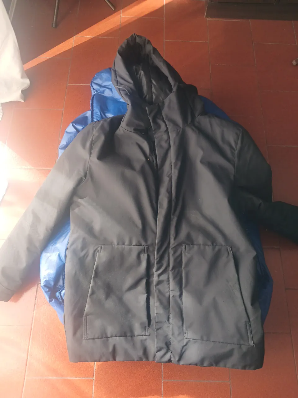 Campera negra con capucha unisex, ideal para el invierno. Posee dos bolsillos frontales amplios y un diseño funcional y moderno. Perfecta para el uso diario.