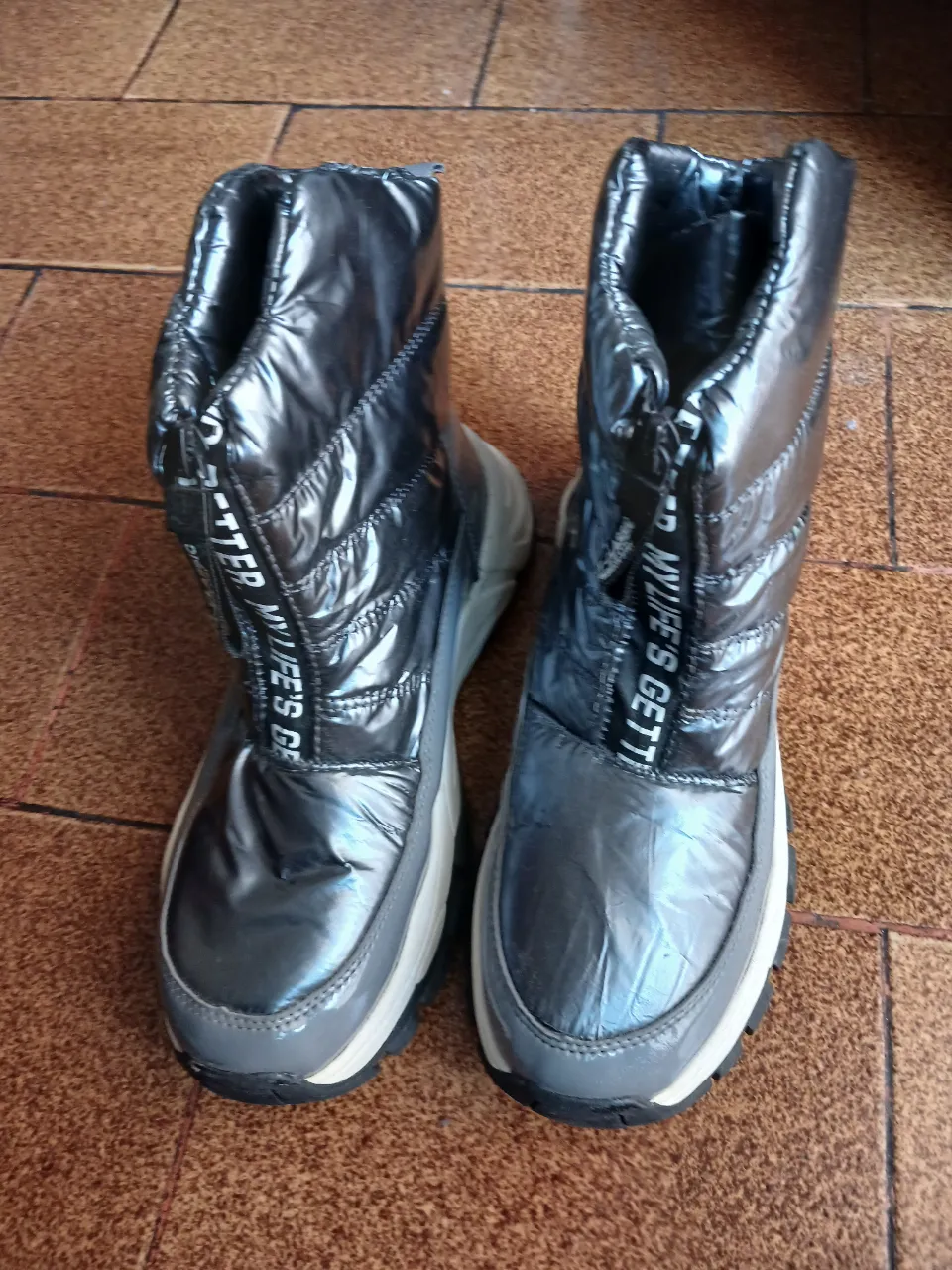 Botas de invierno para mujer, color gris y plateado, con cierre y suela blanca. Ideales para la lluvia, la nieve y el frío. Tiene 3 usos.