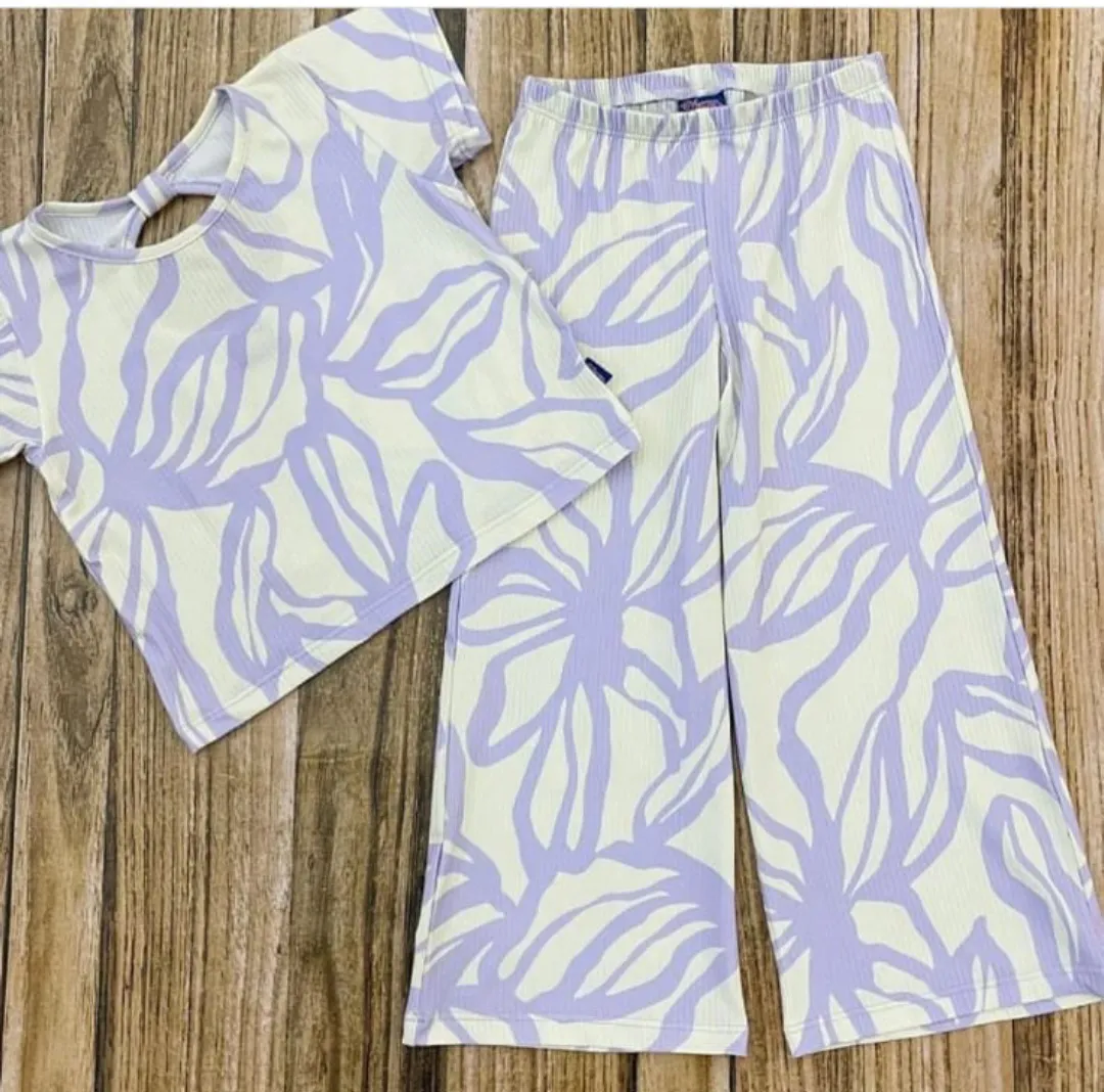 Conjunto de dos piezas para niña, con estampado floral en tonos lila y blanco. Incluye una remera con espalda descubierta y pantalón palazzo. Ideal para un look fresco y moderno.