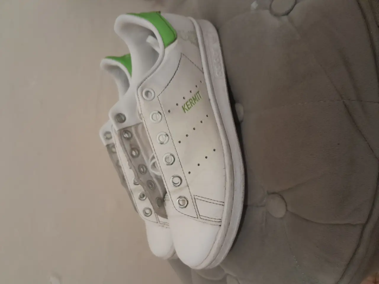 Zapatillas Adidas Stan Smith "Kermit" blancas con detalles verdes. Diseño icónico con la imagen de la rana Kermit. Ideales para un look casual y con onda.