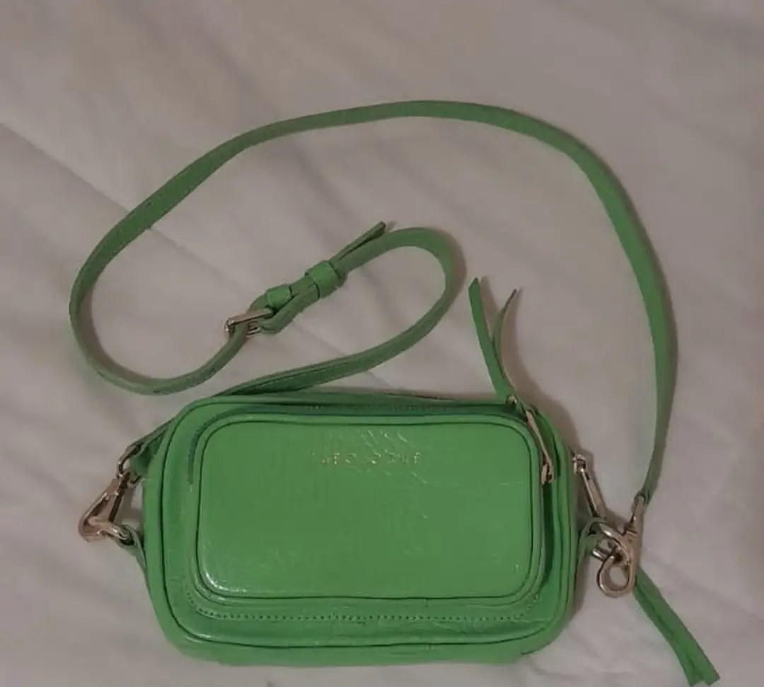 Cartera bandolera verde lima de cuero sintético con cierre y correa ajustable. Ideal para llevar lo esencial con estilo.