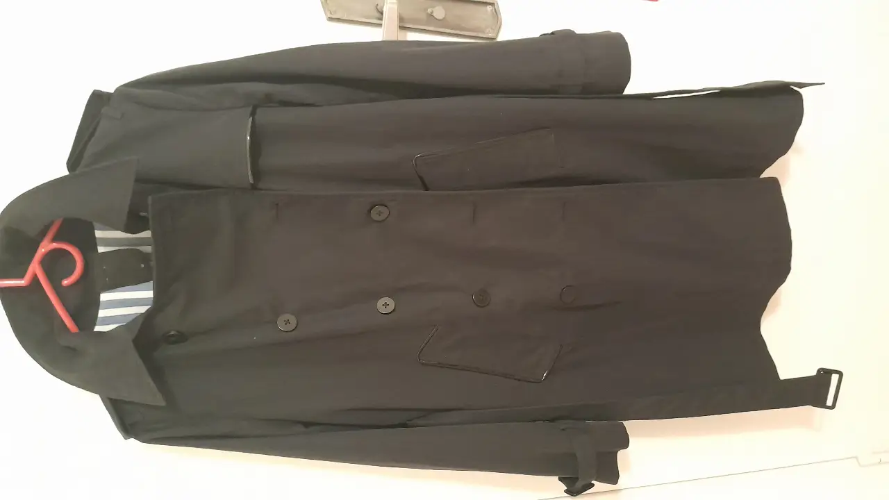 Trench coat negro con cinturón. Ideal para un look elegante y sofisticado. Perfecto para el invierno.