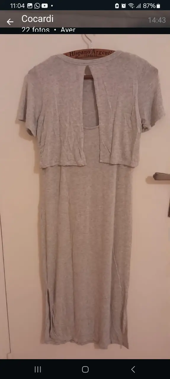 Vestido midi gris con diseño de dos piezas, ideal para un look casual y moderno. Perfecto para combinar con zapatillas o sandalias.