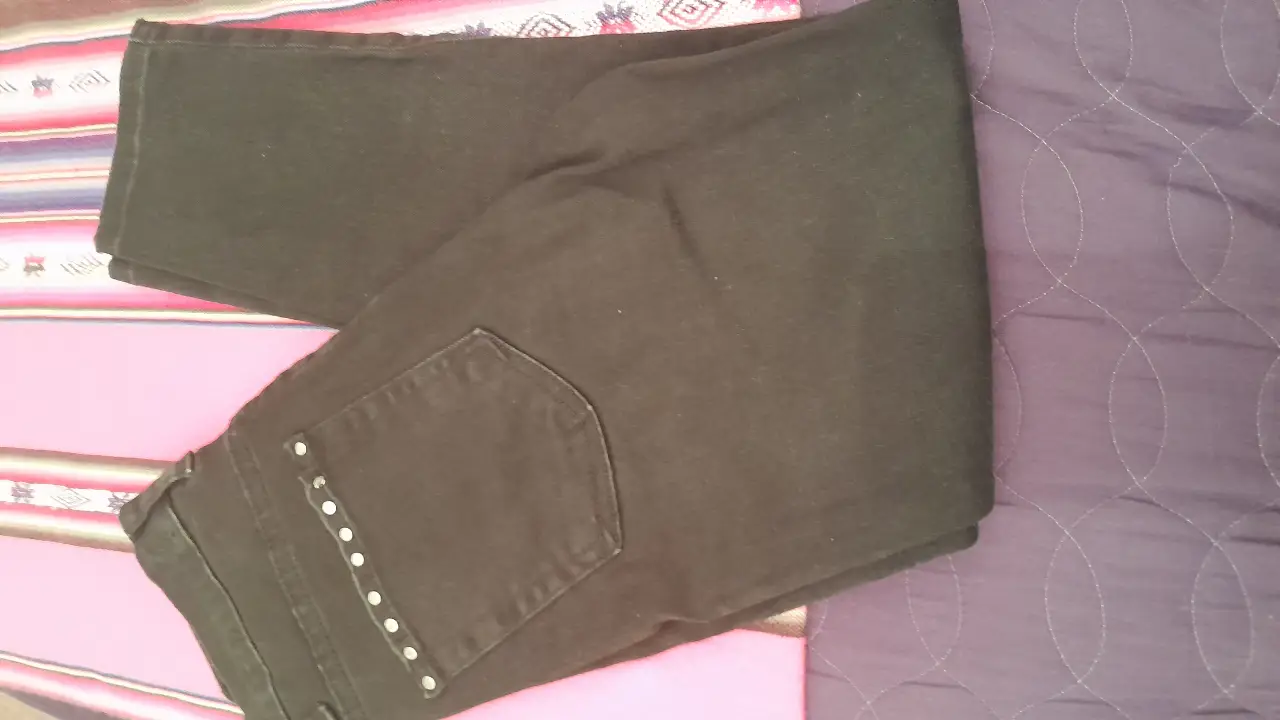 Jeans negro de corte recto, con detalles de tachas en el bolsillo trasero. Un clásico versátil para cualquier ocasión.