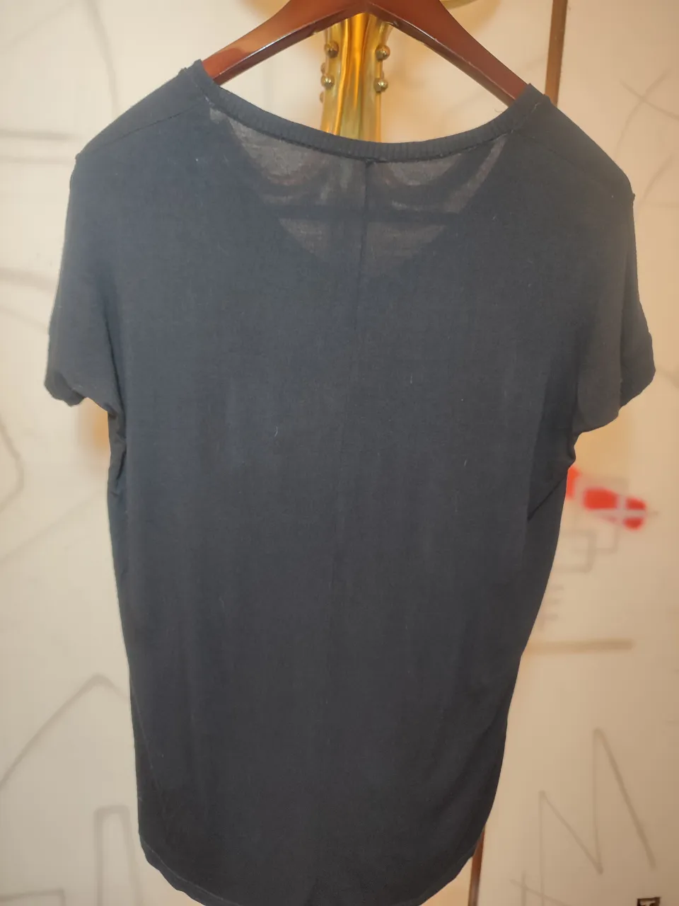 Remera A ≠ - Vista 2