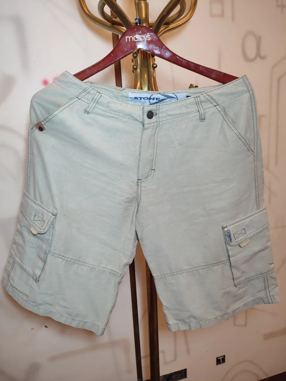 Shorts cargo de gabardina color crudo. Poseen bolsillos laterales con tapa y botón.