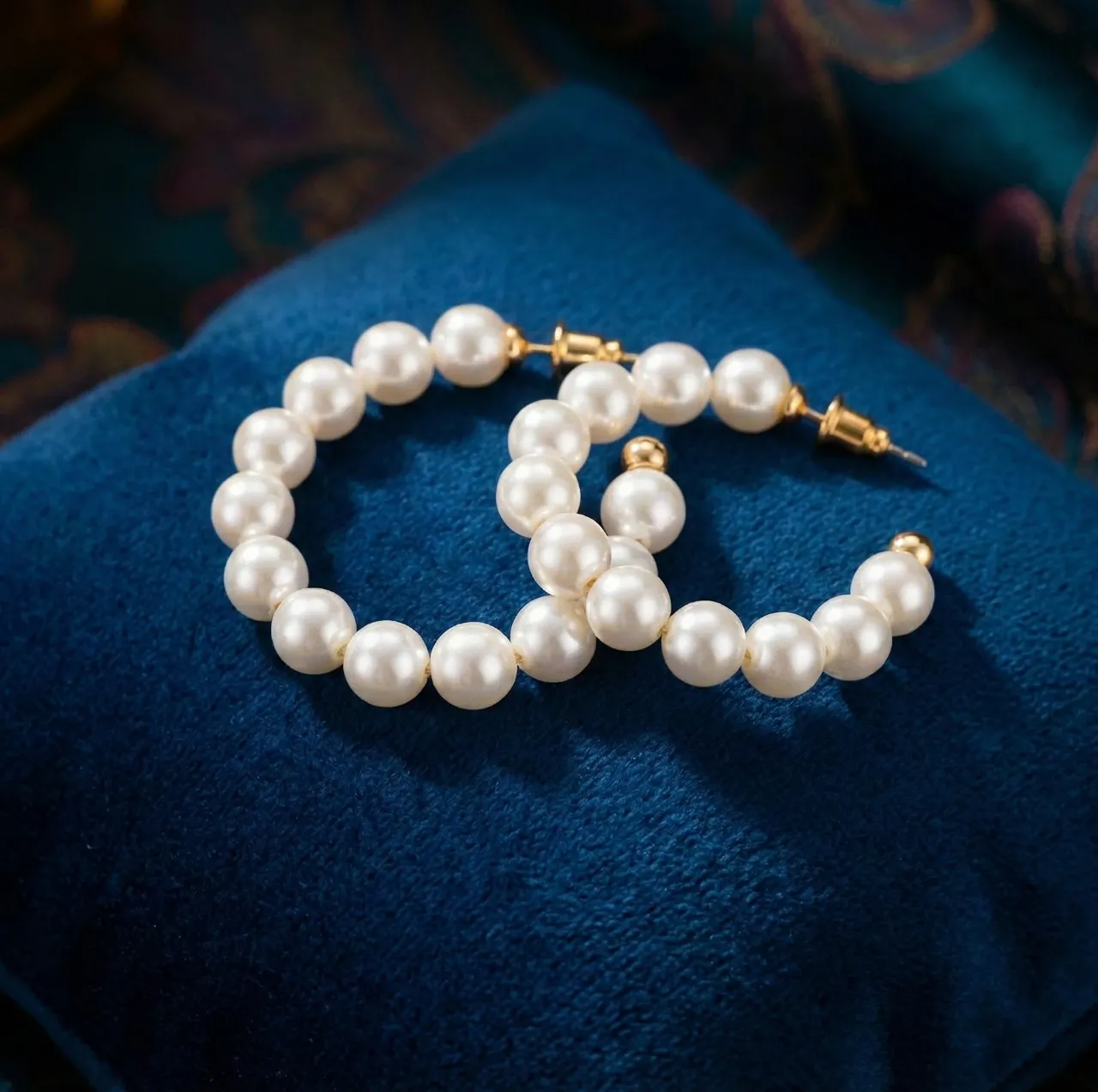 Aros argolla con perlas, ideales para darle un toque de elegancia a cualquier look.