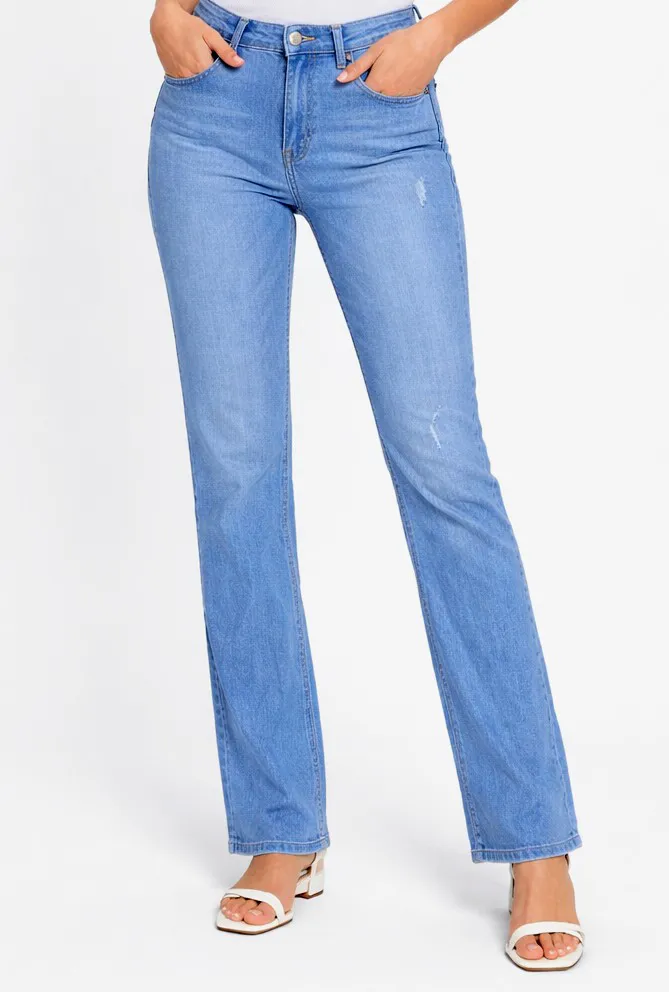 Jeans de corte recto, tiro alto, con detalles de desgaste y roturas sutiles. Poseen cierre de botones y bolsillos frontales y traseros. Algo arrugado, pero buenestado