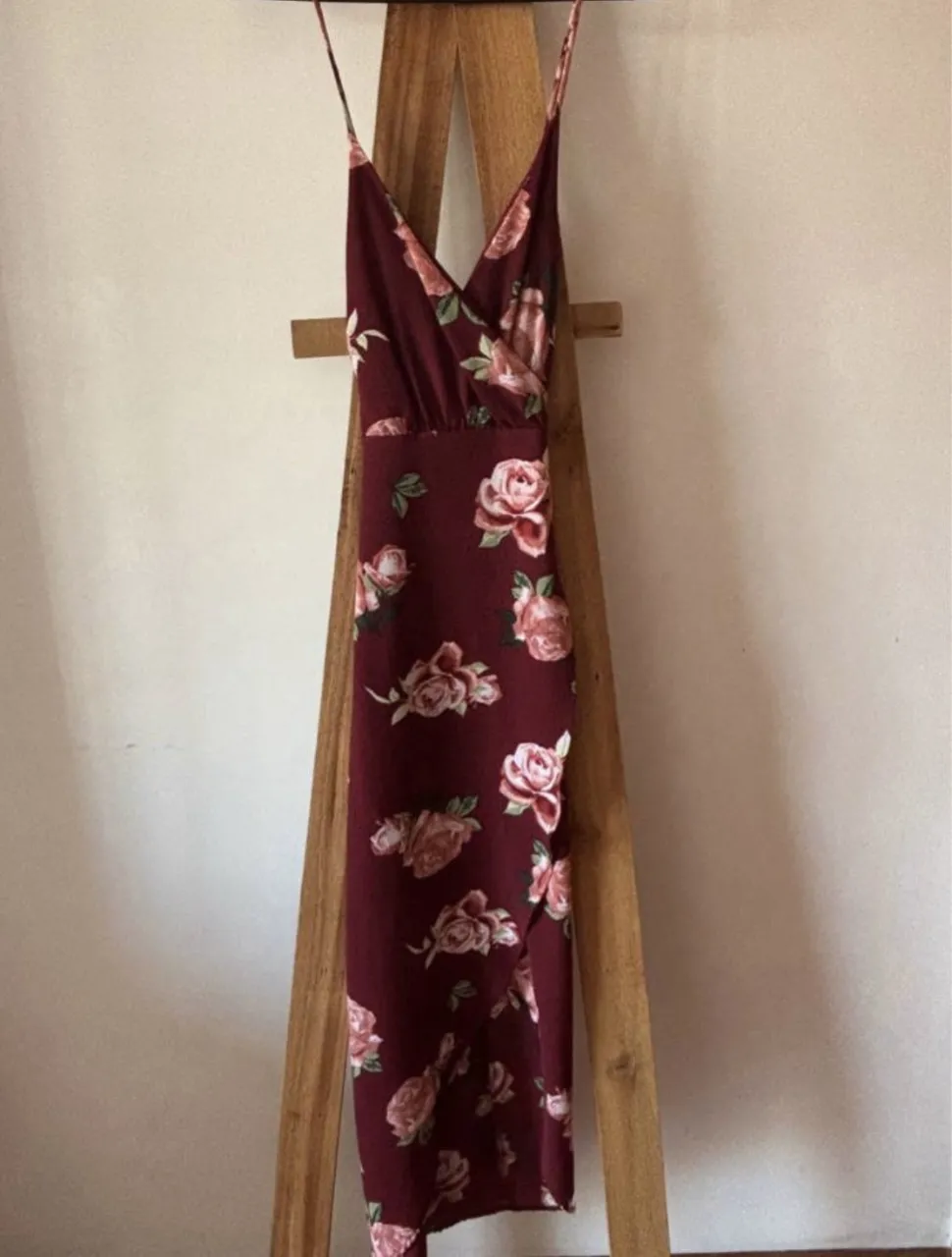 Vestido midi súper romántico con estampa floral de rosas en tonos borgoña y rosa pálido. Tiene breteles finos, escote en V cruzado y cierre en la espalda. Ideal para un look femenino y delicado.

medidas:

largo: 1m., 16cm.
cintura: 30cm.
sisa a sisa: 36cm.

cierre trasero