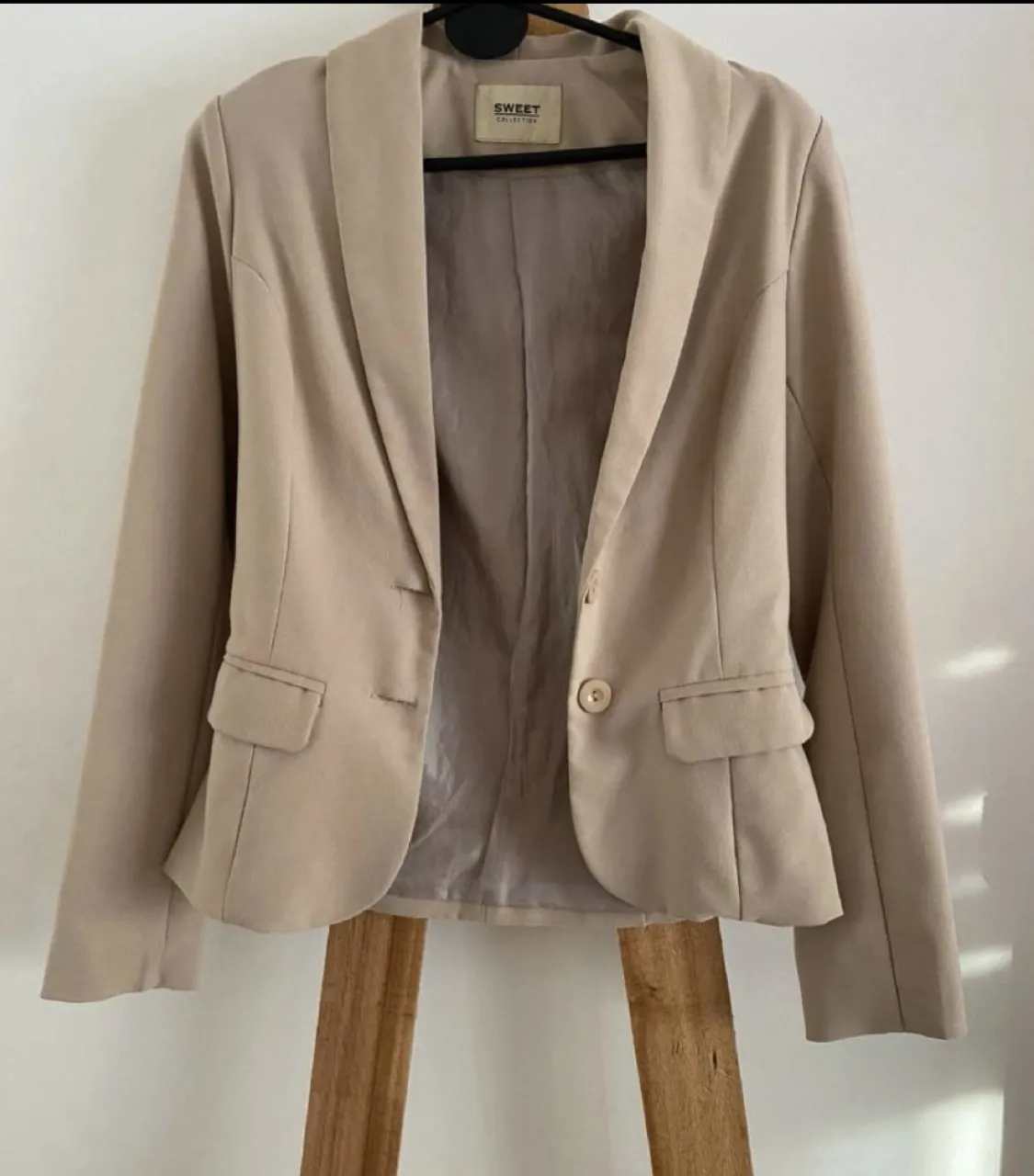 Blazer beige con bordado floral en la espalda. Un toque de elegancia y estilo para cualquier ocasión.

blazer sweet talle 42!

es 100% algodón y tiene detalles en la espalda!

en las mangas tiene pequeños enganches del uso. en la publicación están las fotos de cómo se ve.

está forrado por dentro!

medidas aproximadas:

largo: 59cm.
ancho: 38cm.
hombro a hombro: 36cm.
sisa: 38cm.