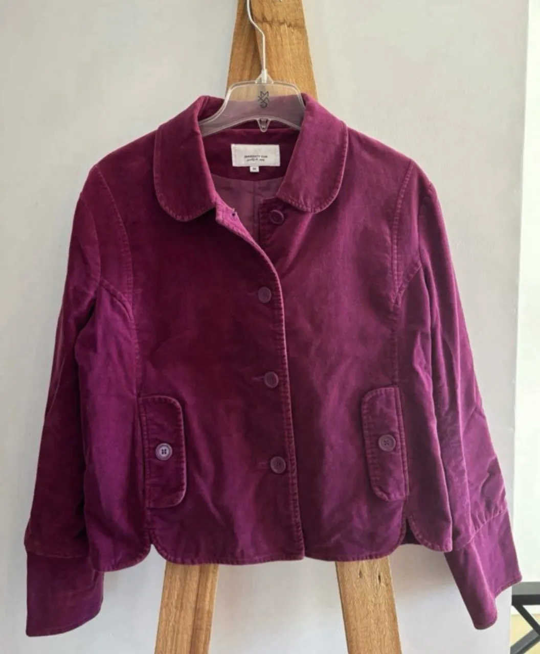 Chaqueta color violeta, con botones al frente y bolsillos con tapa. Ideal para un look canchero y con onda.

Talle M / (falabella / university club)

medidas:

hombro a hombro: 46cm.
largo: 57cm.
sisa a sisa: 44cm.
largo de manga: 59cm.
ancho de manga: 17cm.

tiene bolsillos laterales!