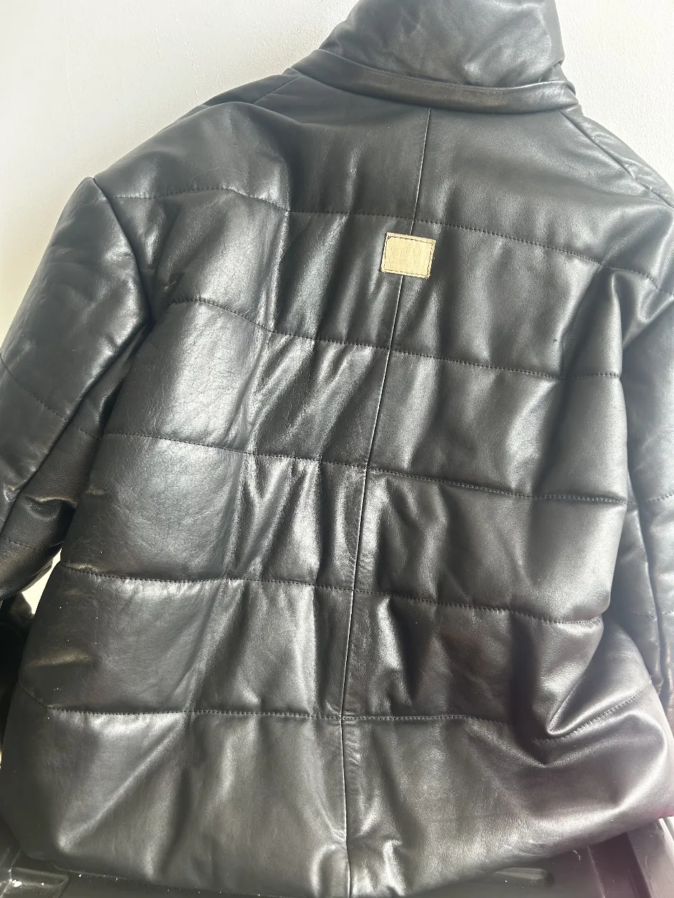 Campera biker de cuero acolchada para mujer. Diseño moderno y abrigado, ideal para el invierno. Confeccionada en cuero de alta calidad, con detalles de costuras y cierre frontal.